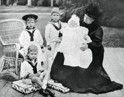 Viktória királynő dédunokáival az Osborne House-ban, Wight-szigeten, 1900 alkotó: Unbekannt