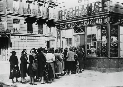 Nők sora egy tejüzlet előtt, a németek által megszállt Párizs, 1940. június 28. alkotó: Unbekannt