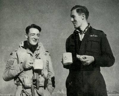 A RAF személyzete egy csésze teát élvezve, Málta, II. világháború, 1942, 1944. alkotó: Unbekannt