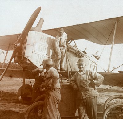 Tankolás kétfedelű repülőgép, c1914-c1918 alkotó: Unbekannt