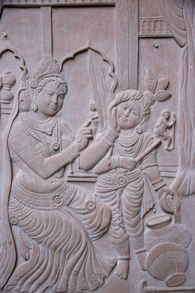 Dombormű, amely Krisnát hindu istent ábrázolja mostohaanyjával, Jasodhával. India alkotó: Unbekannt