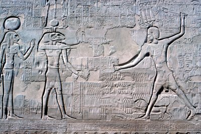 A fáraó domborműve a Kum és Sekhmet előtt, Khnum temploma, a Ptolemaioszi és a római korszak alkotó: Unbekannt