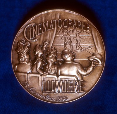 A Lumiere fivérek 50 éves filmművészetének emlékére készült érem hátlapja, 1945 alkotó: Unbekannt
