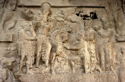 Szikladombormű, amely I. Shapur szász királyt (241-72), Valerian római császárt (kb. 240-260) és perzsa hadvezéreket ábrázol, 3. század (kő) alkotó: Unbekannt