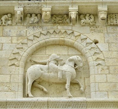 Román művészet: a homlokzat részlete, amely Hugues de Surgeres-t és Geoffroy de Vendome-ot vagy I. Nagy Konstantin császárt ábrázolja, akinek a ló lába Eretnekséget és a gonosz és a halál diadalmaskodó Krisztusát tapossa, Notre Dame (Notre-Dame) de Surgere alkotó: Unbekannt