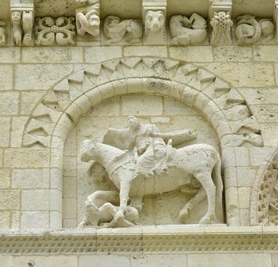 Román művészet: a homlokzat részlete, amely Hugues de Surgeres-t és Geoffroy de Vendome-ot vagy I. Nagy Konstantin császárt ábrázolja, akinek a ló lába Eretnekséget és a gonosz és a halál diadalmaskodó Krisztusát tapossa, Notre Dame (Notre-Dame) de Surgere alkotó: Unbekannt