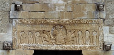 Román művészet: áthidaló, amely Krisztust körülvevő apoloncsoportot ábrázol, amelyet két angyal támogat. Szent Genis des Fontaines-i Szent Mihály-templom. 11. század (Kelet-Pireneusok) alkotó: Unbekannt