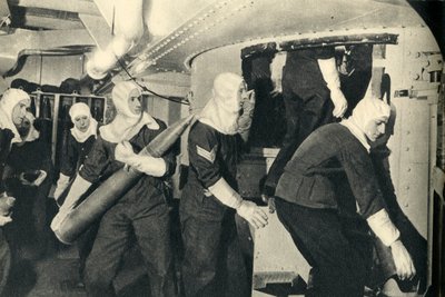 Királyi tengerészgyalogság lőszert kezel a HMS Illustrious fedélzetén, II. világháború, 1939-c1943, 1944. alkotó: Unbekannt