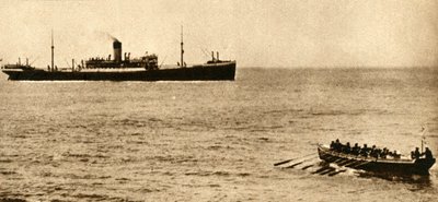 Királyi haditengerészet vágója egy hajó papírjait vizsgálja meg, Első világháború, 1914-1918, 1933. alkotó: Unbekannt