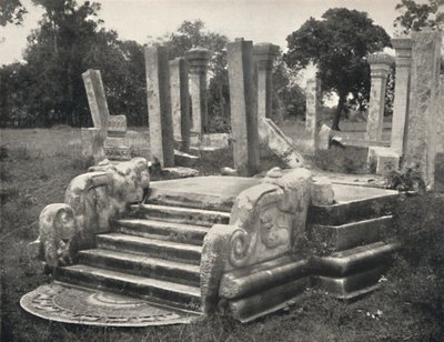 Oszlopos terem romjai, előtte lépcsőház holdkővel lásd 79. tábla, Anuradhapura, 1926 alkotó: Unbekannt