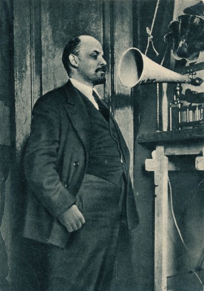 Vlagyimir Lenin orosz bolsevik vezető egy rádiófelvételen a Kremlben, Moszkva, Oroszország, 1919 alkotó: Unbekannt