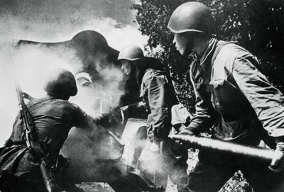 Orosz tüzérség akcióban, keleti front, 1943 alkotó: Unbekannt