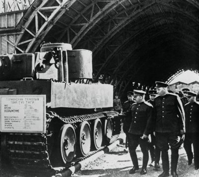 Orosz tábornokok a foglyul ejtett német fegyverzet kiállítását szemlélve, Oroszország, 1943 alkotó: Unbekannt