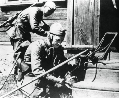 Orosz katonák aknadetektorral egy csapdába esett házat eltakarítanak, Keleti Front, 1944 alkotó: Unbekannt