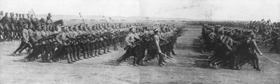 Orosz csapatok parádéznak Raymond Poincares francia elnök oroszországi látogatása idején, 1914. július 22-én. alkotó: Unbekannt