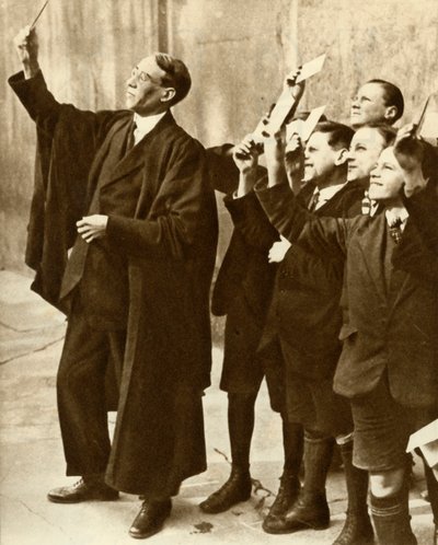 Iskolás fiúk és tanárok napfogyatkozást figyelve, Nagy-Britannia, 1921, 1935. alkotó: Unbekannt