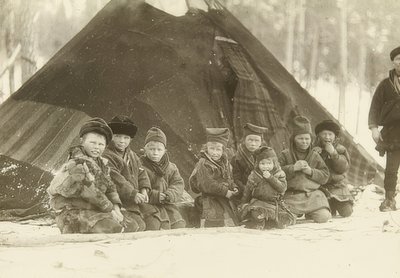 Svédország. Lappföldi gyerekek sátor előtt. 1900 körül alkotó: Unbekannt