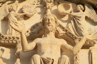 A trónon ülő Krisztus szobra. Az utolsó ítélet. A nyugati központi portál timpanonja. Szent István-székesegyház. Közelkép. alkotó: Unbekannt