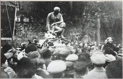 Szergej Jeszenyin a Kolcov Razin emlékmű felszentelésekor, 1918 alkotó: Unbekannt