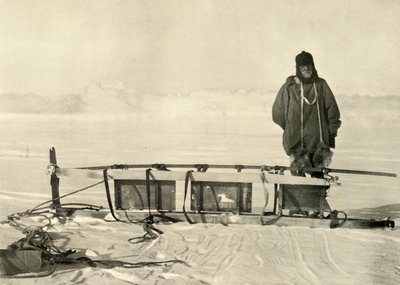 Shackleton a Broken Southern Sledge mellett áll, c1908, 1909. alkotó: Unbekannt
