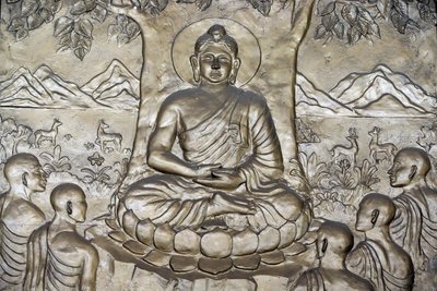 Sákjamuni Buddha a prédikációt - a törvény kerekét - hirdeti öt tanítványának. Ho Si Minh Város. Vietnam alkotó: Unbekannt