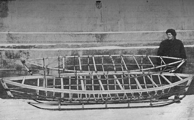 Csontvázak vagy kajak egyemberes bambuszhoz és dupla kajak, kézi szánon fekve, 1894, 1897 alkotó: Unbekannt