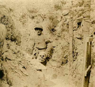 Az árkokban elásva talált koponya, c1914-c1918 alkotó: Unbekannt