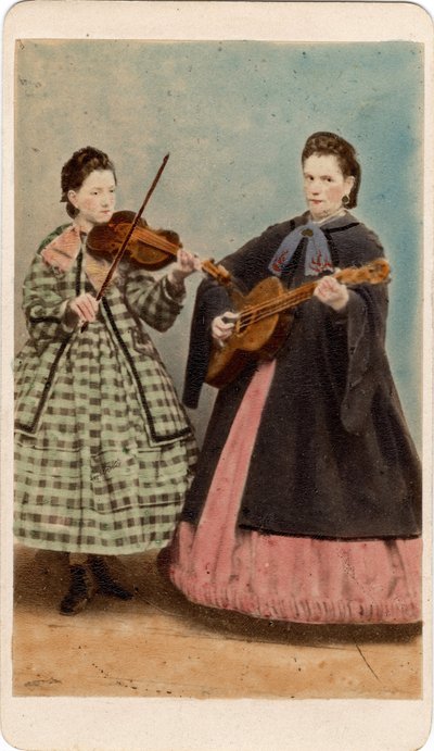 Kis méter: zenészek portréja gitáron és hegedűn, Velence. 19. század Nyomtatás kartonra Dim. 10,5x6 cm alkotó: Unbekannt