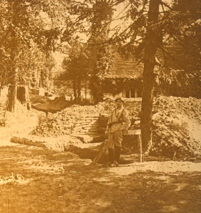 Katona az árkon kívül, Bois des Loges, Észak-Franciaország, c1914-c1918 alkotó: Unbekannt