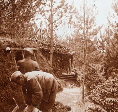 Katonák földdel fedett óvóhelyen, Genicourt, Észak-Franciaország, 1914-c1918 alkotó: Unbekannt