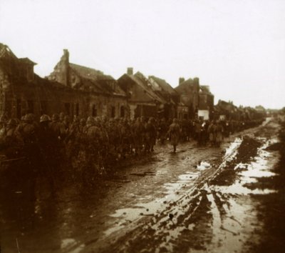 Lebombázott házak mellett vonuló katonák, Champagne, Észak-Franciaország, 1914-c1918 alkotó: Unbekannt