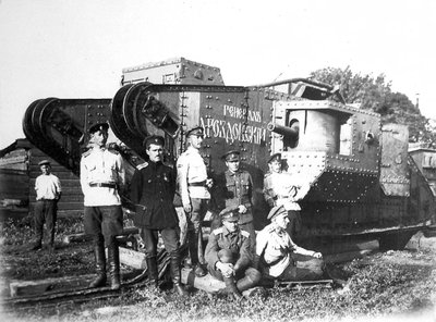 Az önkéntes hadsereg katonái a harckocsi előtt, Drozdovsky tábornok, 1919. alkotó: Unbekannt
