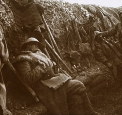 A lövészárokban nyugvó katonák, c1914-c1918 alkotó: Unbekannt