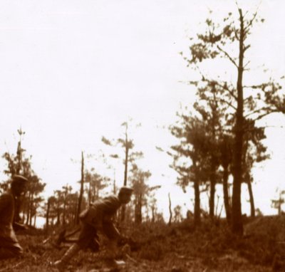 A csatatéren futó katonák, c1914-c1918 alkotó: Unbekannt