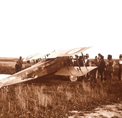 Katonák a kétfedelű repülőgép körül, Somme, Észak-Franciaország, c1914-c1918 alkotó: Unbekannt