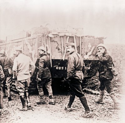Katonák sétálnak a tank mögött, c1914-c1918. alkotó: Unbekannt