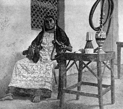 Szomáliai nő vízipipát szív, Aden, 1922 alkotó: Unbekannt