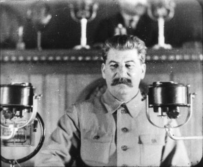Josef Sztálin szovjet vezető beszédet mond a Kommunista Párt Kongresszusán, 1930-as években alkotó: Unbekannt