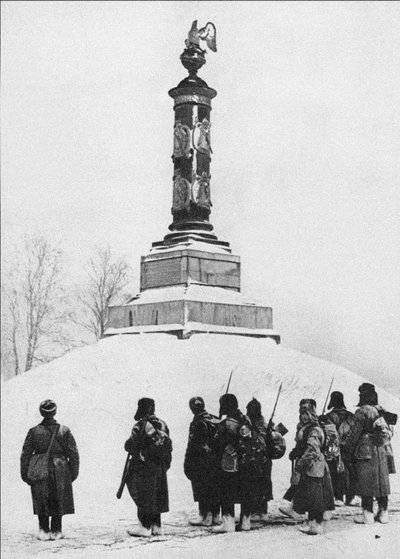 Szovjet katonák az 1812-es háború hőseinek emlékművénél Tarutino Kaluga faluban alkotó: Unbekannt