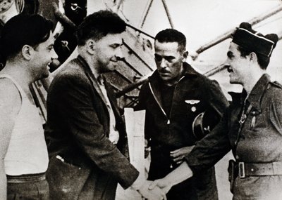 Spanyol polgárháború (1936-1939): Ilia Grigorievich Ehrenburg (1891-1967), orosz író, amikor a barcelonai repülőtérre (Spanyolország) érkezett (balról a második), a polgárháború szovjet tudósítójaként alkotó: Unbekannt