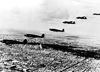A német Heinkel He 111 bombázó százada a megszállt Párizs felett repül, 1940. július alkotó: Unbekannt