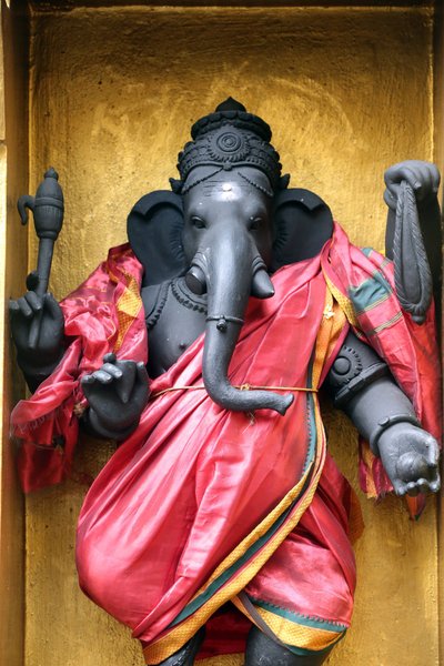 Sri Veeramakaliamman hindu templom. Ganesha, más néven Ganapati és Vinayaka, az egyik leginkább imádott istenség a hindu panteonban, 20160818, Szingapúr, Szingapúr alkotó: Unbekannt