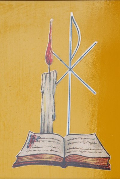 Ólomüveg ablak. Oltári gyertya és biblia, Aneho, Togo alkotó: Unbekannt