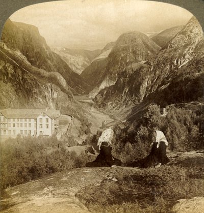 Stalheims Hotel, és nagyszerű kilátás nyílik a híres Naerodalra, Norvégiában, 1905. alkotó: Unbekannt