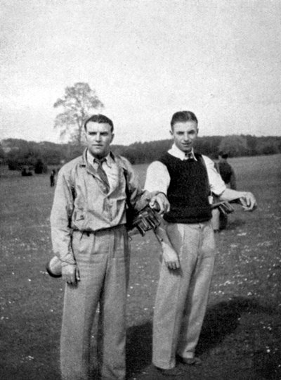 Stanley Matthews és Eddie Hapgood szünetet tart a lövések között egy golfkör alatt, 1945 alkotó: Unbekannt