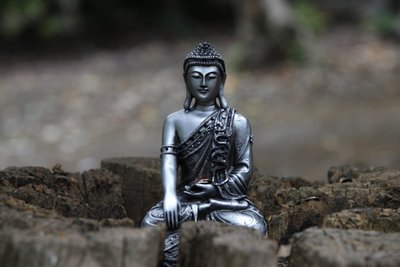 Szobor a Buddhapadipa templom kertjében, Wimbledon, Grande-Bretagne alkotó: Unbekannt