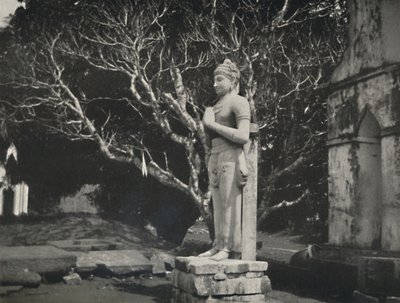 Kőfigura a Ruwanweli Dagoba közelében, Anuradhapura, 1926 alkotó: Unbekannt
