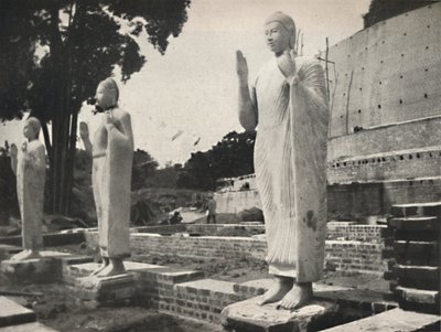 Kőszobrok a Ruwanwali Dagoba előtt restaurálás alatt, Anuradhapura, 1926 alkotó: Unbekannt