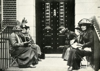 Szufrazsettek Sir Edward Carsons londoni otthonának küszöbén várakoznak, 1914. április 6., 1947. alkotó: Unbekannt