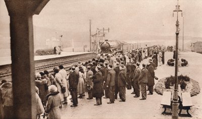 Szimpatikus érdeklődés a királyi temetkezési vonat iránt a Welwyn állomáson, 1936 alkotó: Unbekannt